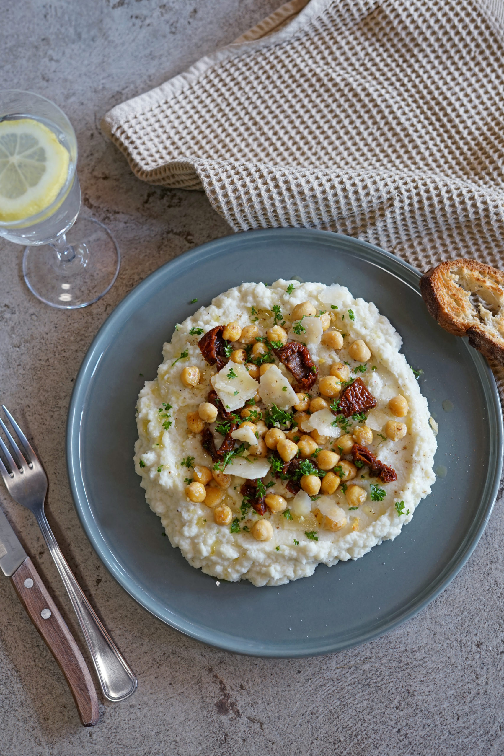 Purée de chou fleur, tomates séchées et pois chiches Purée de chou fleur, tomates séchées et pois chiches