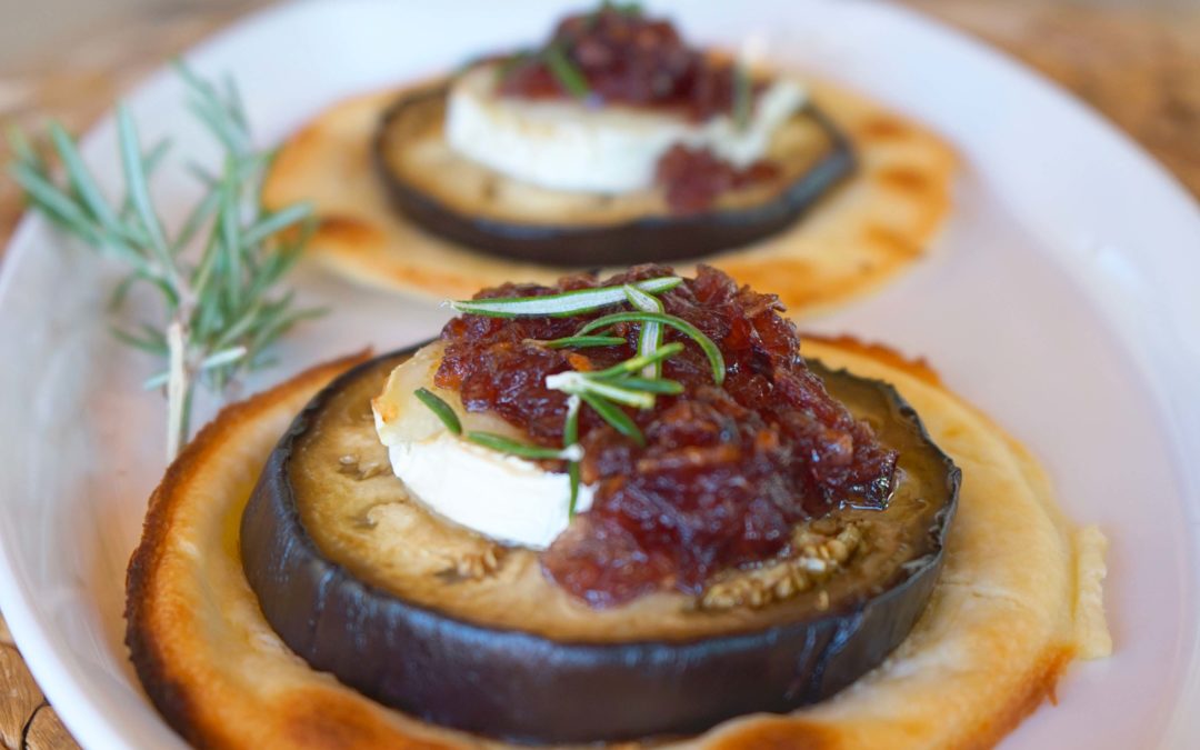 Tartelettes aubergine, chèvre et oignons caramélisés