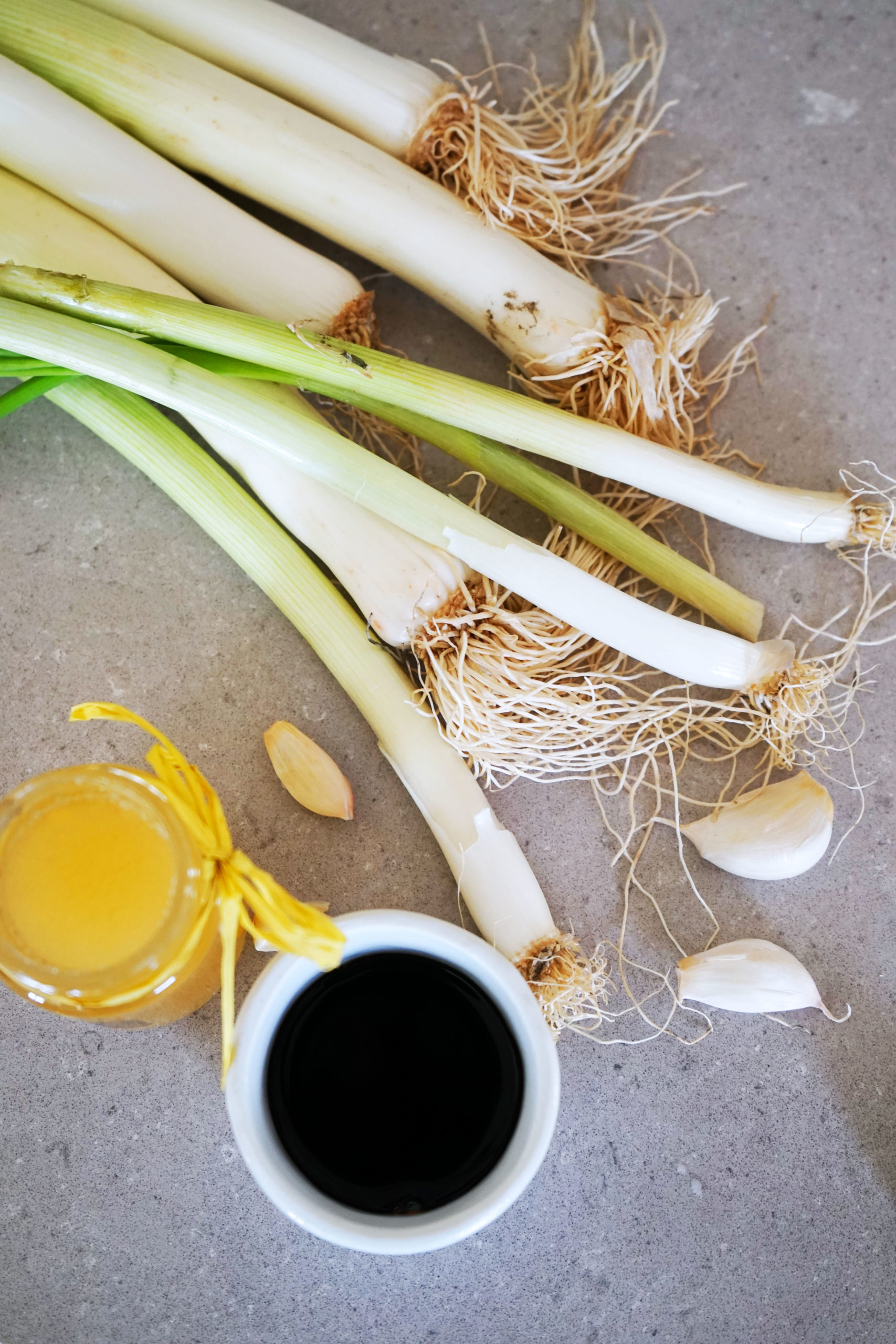 Poireaux laqués à l'ail, miel et soja